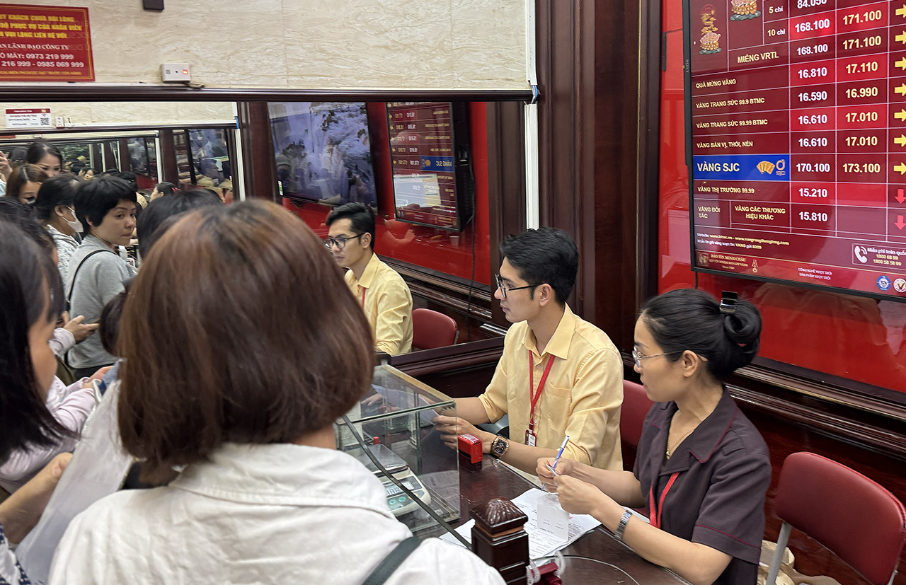 nguoi mua vang.jpg